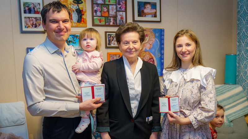 Медали родительской славы вручили паре из Югры, воспитывающей семерых детей