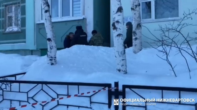 Наталья Комарова вылетает в Нижневартовск, где мужчина держит в заложниках сына