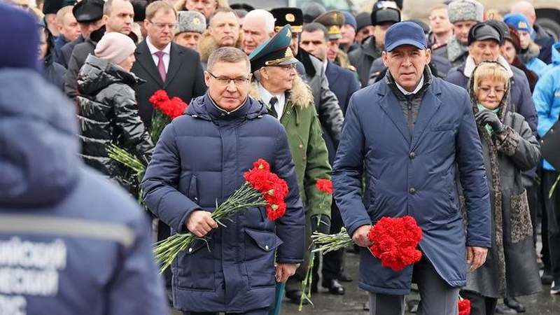 Владимир Якушев возложил цветы к памятнику воинам «Дивизии черных ножей»
