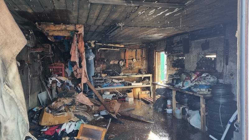 Пожар вспыхнул в гараже из-за неисправного электроприбора в поселке Югры