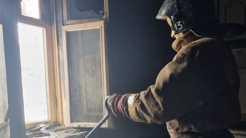 Сам пытался тушить огонь: отважного мальчика спасли из горящего дома в Югре