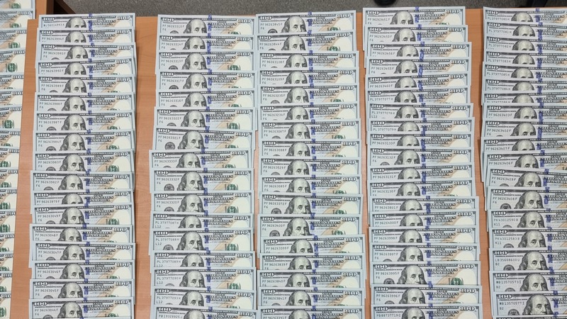 90 тысяч долларов нашли в рюкзаке девушки в тюменском аэропорту