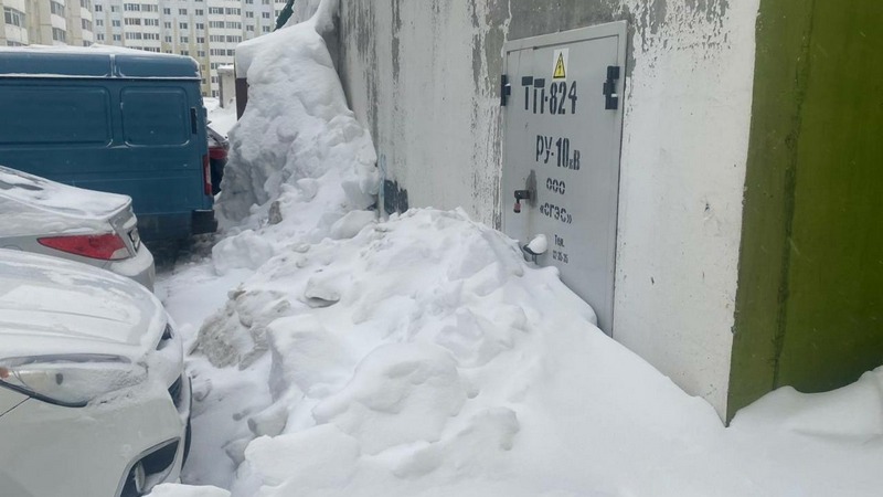 Энергетики Сургута бьют тревогу: скопление снега во дворах грозит авариями