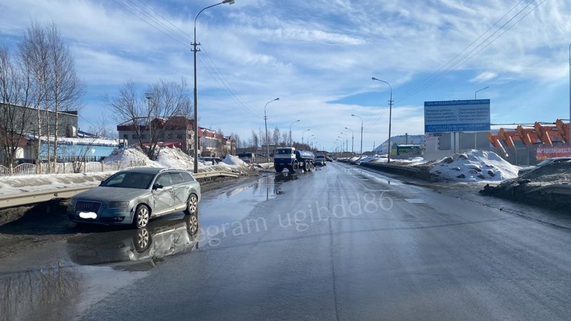 Три авто, в том числе КамАЗ, столкнулись на дороге Сургута