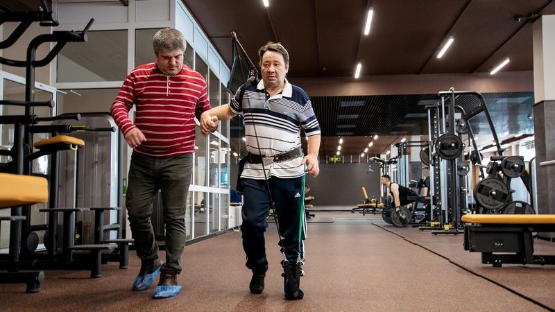 Уникальный тренажер для тех, кто заново учится ходить, разработал сургутянин