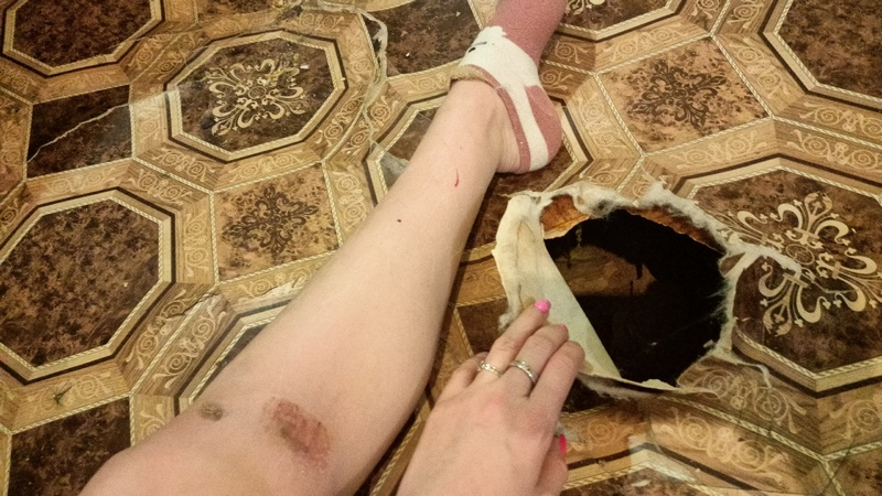 «Чуть ногу не сломала»: у югорчанки в квартире провалился пол