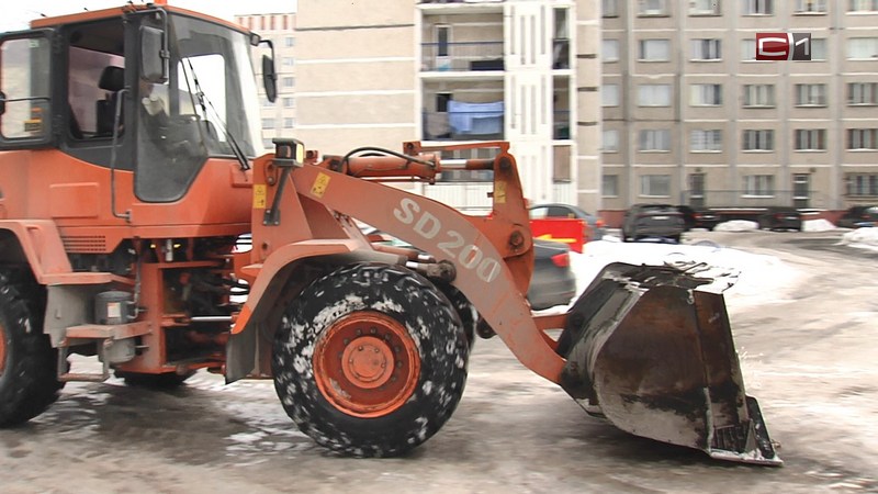 Коммунальщиков Сургута начали штрафовать за неубранный вовремя снег