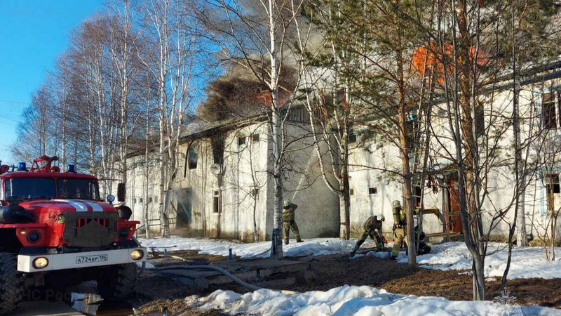 В Нижневартовске огонь уничтожил два деревянных дома