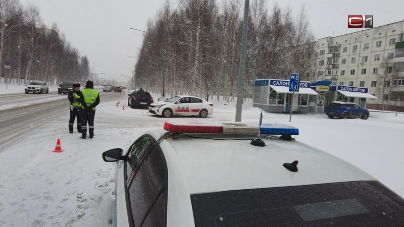 В Сургуте такси попало в аварию. Пассажирку увезли в больницу