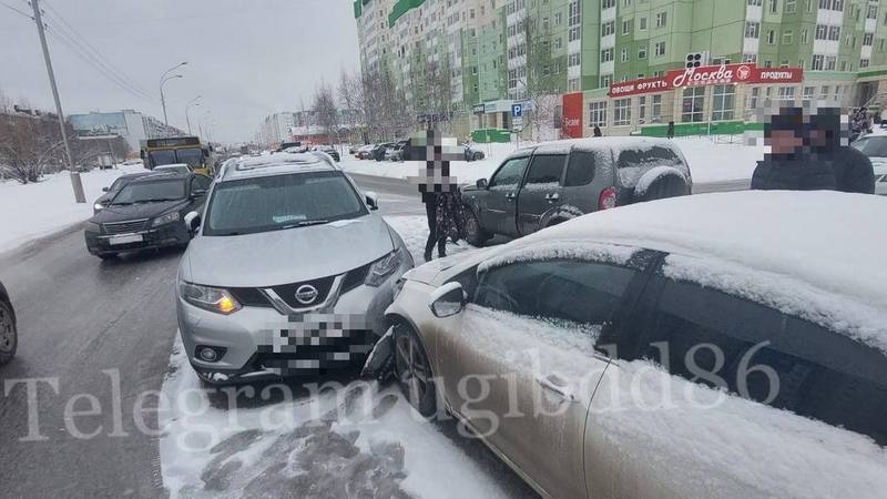 Три машины столкнулись во время аварии в Нижневартовске