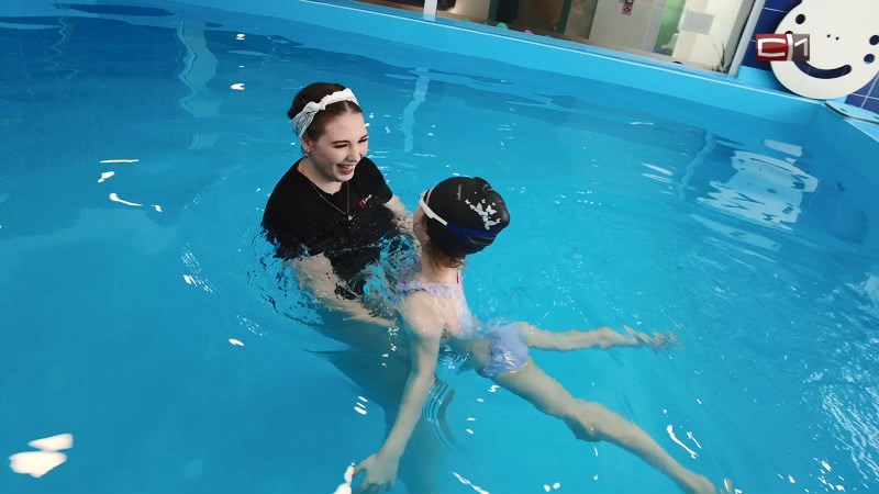 В каком возрасте лучше начать учить ребенка плавать