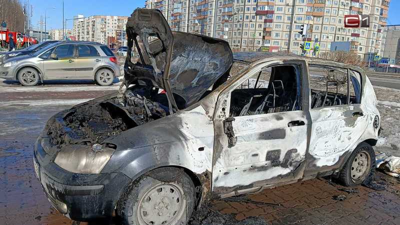 Машина вспыхнула на ходу в Сургуте на проспекте Мира