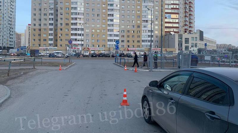 В Сургуте при выезде со двора дома сбили 7-летнюю девочку