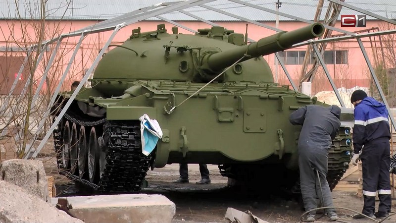 Советский танк Т-62 в канун Дня Победы займет свое место в сквере Сургута