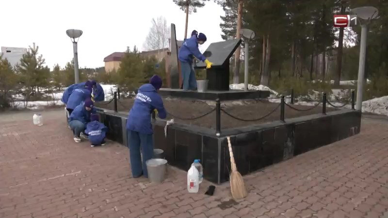 Волонтеры Сургутского района приводят в порядок места боевой славы