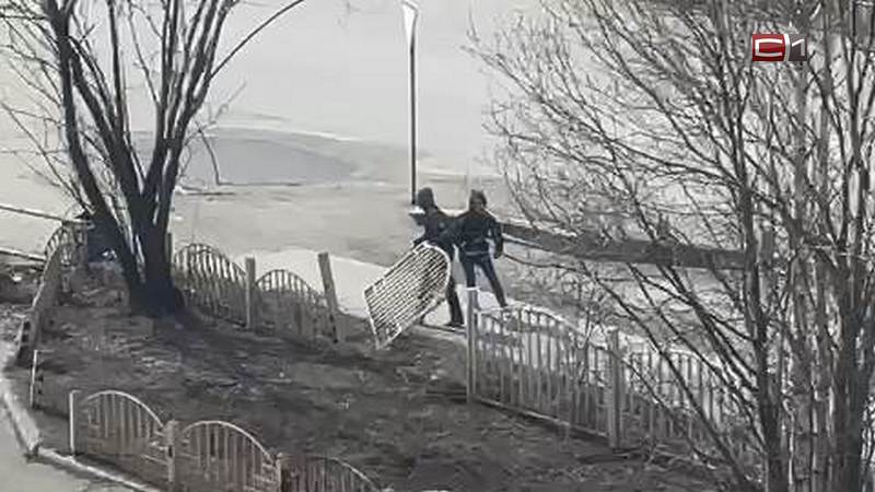 В Сургуте двое молодых людей попали в объектив, когда уничтожали забор. ВИДЕО