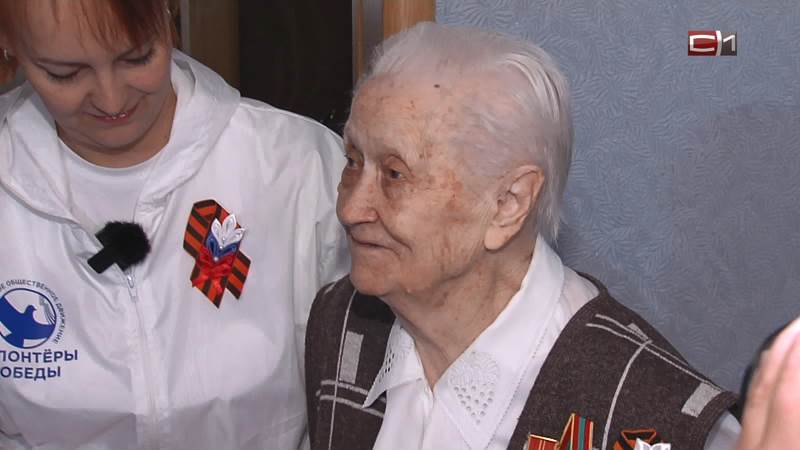 В честь Дня Победы волонтеры Сургутского района вручили подарки ветеранам