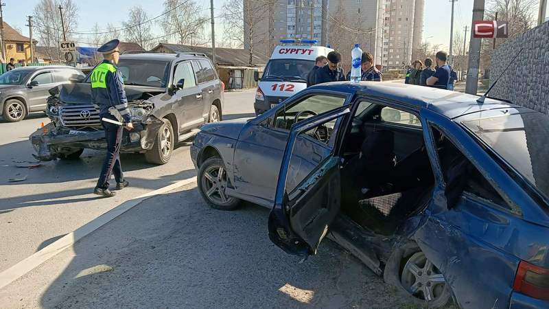 4 человека пострадали в ДТП в Сургуте, трое из них школьники. ФОТО