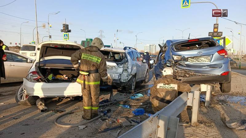 Семь машин, четверо пострадавших: массовое ДТП на Югорском тракте в Сургуте. ФОТО