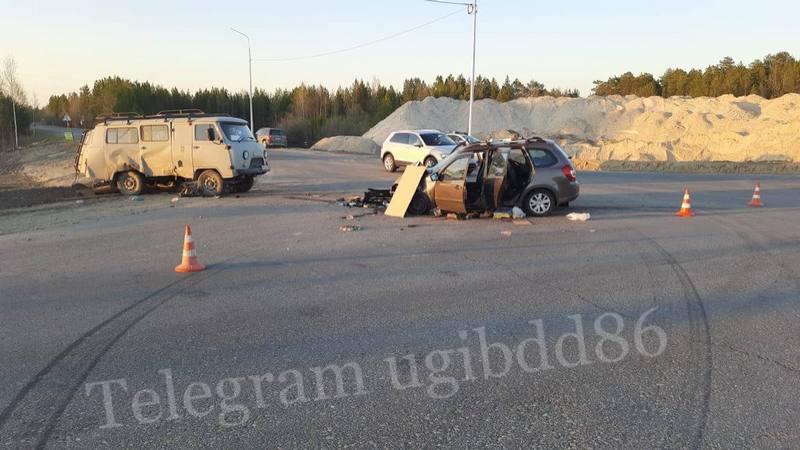 Два человека получили травмы в аварии на трассе в Сургутском районе
