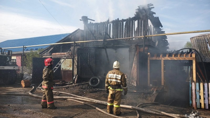 Мужчину с ограниченными возможностями спасли из горящего дома в поселке Югры