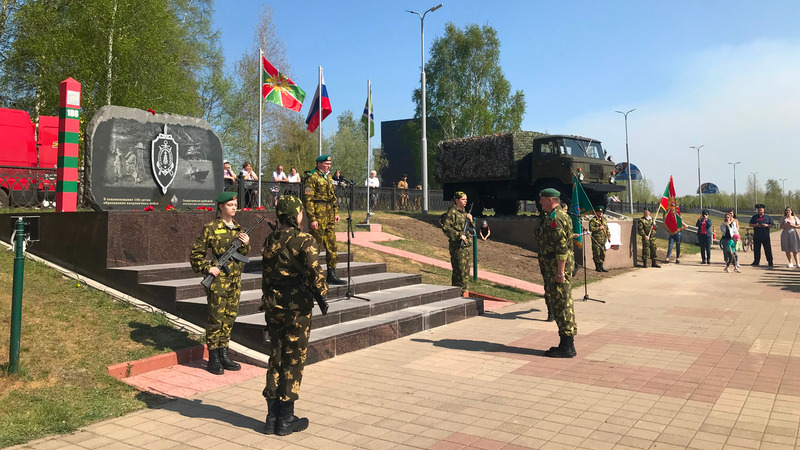 В День пограничника в Сургуте установили памятник легендарному ГАЗ-66