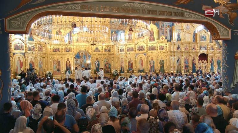 Церемонию освящения Свято-Троицкого собора посетили около 3 тысяч сургутян
