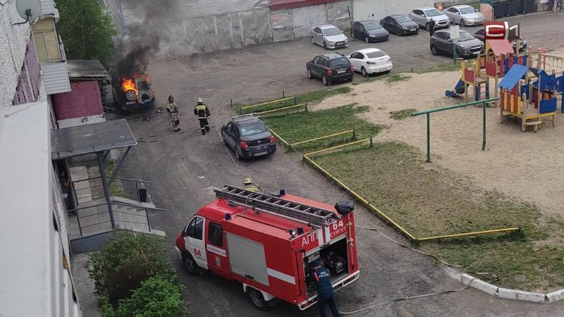 В Сургуте сгорел микроавтобус, очевидцы слышали взрыв