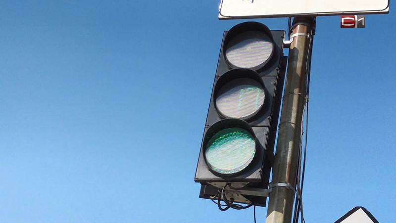 Перенастройка светофора стала причиной пробок на оживленном перекрестке Сургута
