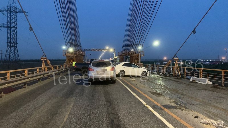 На мосту через Обь близ Сургута произошло ДТП с участием трех машин