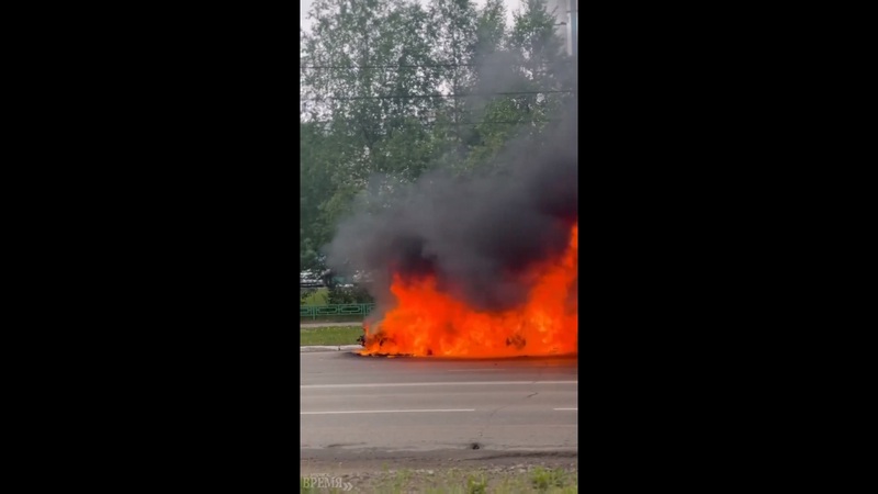 Автомобиль загорелся посреди проезжей части в Нижневартовске. ВИДЕО