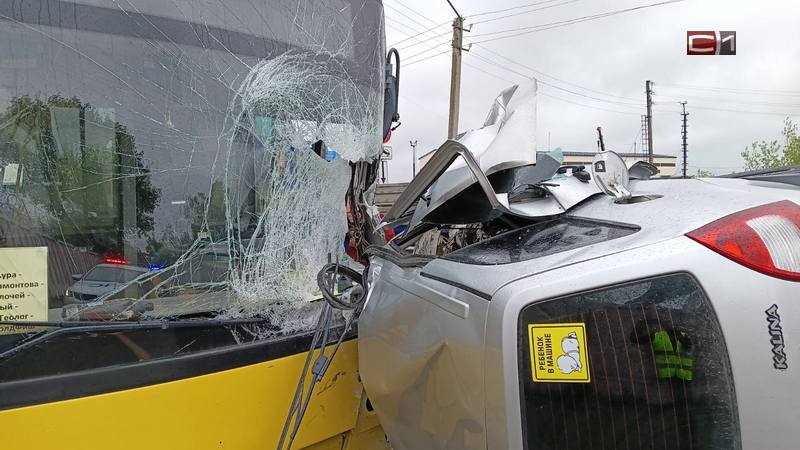 Жуткое смертельное ДТП в Сургуте: «Лада» врезалась в автобус. ФОТО