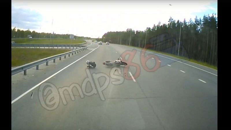 Чудом остался жив: ДТП с мотоциклистом в Сургутском районе попало на видео