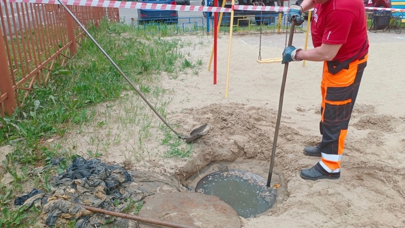 Сургутяне возмущены появлением нечистот из канализации прямо на детской площадке
