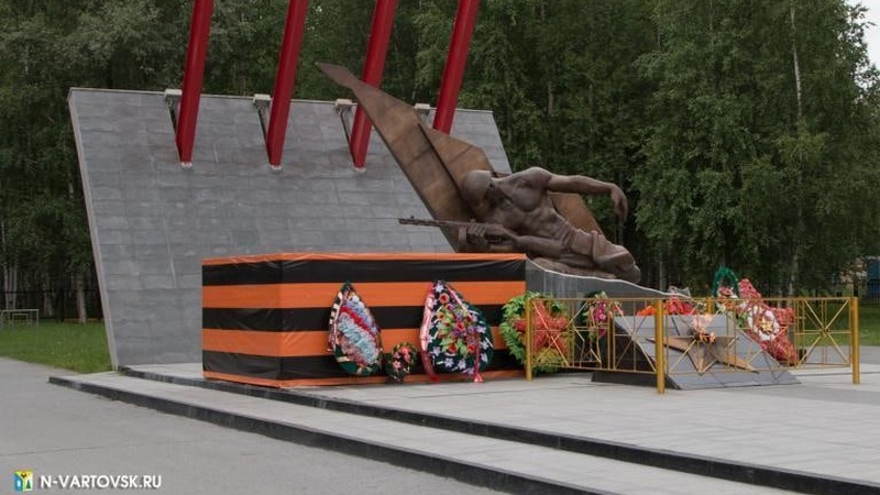 В Югре полуголый мужчина устроил перформанс на памятнике погибшим в ВОВ. ВИДЕО