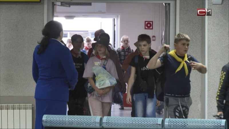 В аэропорту Сургута встретили детей из Макеевки, приехавших на отдых в Югру