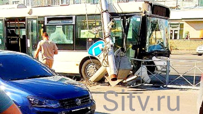 Автобус с пассажирами врезался в столб на проспекте Ленина в Сургуте. ВИДЕО