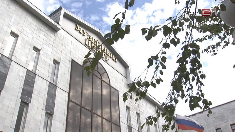 В Сургутском краеведческом музее ремонт: обновление фасада, замена кровли 