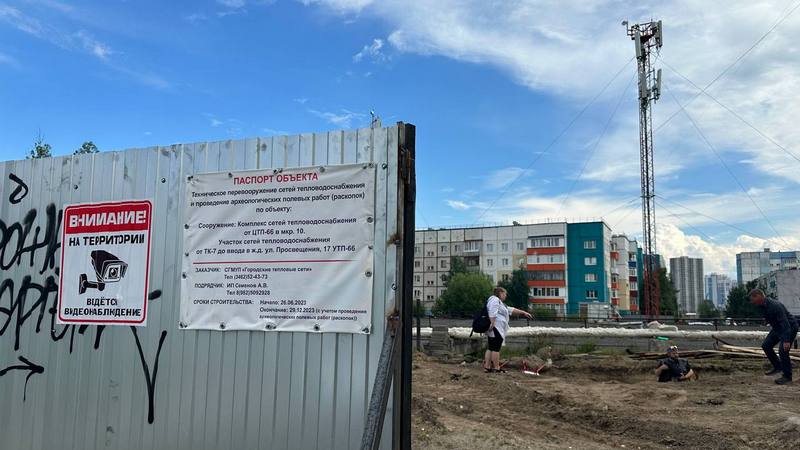 Археологи работают на месте ремонта теплопровода в центре Сургута