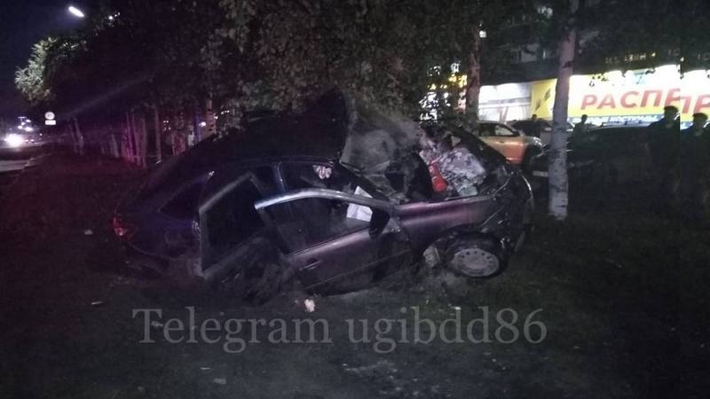 Два человека пострадали в аварии поздно вечером в Нефтеюганске