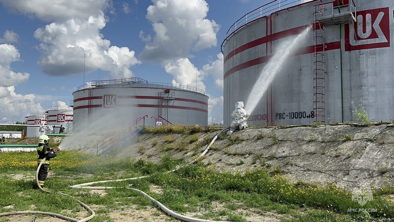 Сотрудники МЧС Югры отработали действия на случай взрыва нефтяного резервуара