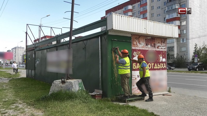 Незаконный остановочный павильон сносят на одной из улиц Сургута