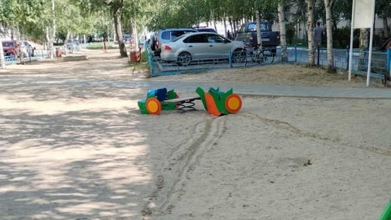 Жители Нефтеюганска жалуются на непригодные для игр детей площадки