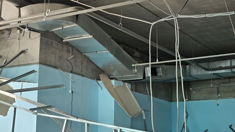 В недавно отремонтированном спорткомплексе в Югре обвалился потолок