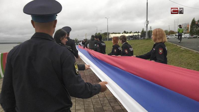 По всей Югре прошли акции ко Дню российского флага