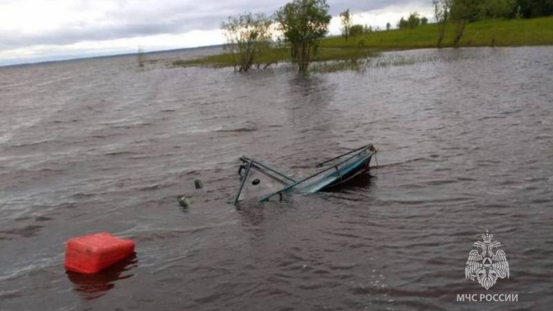 Лодка с двумя мужчинами перевернулась в Сургутском районе - один утонул