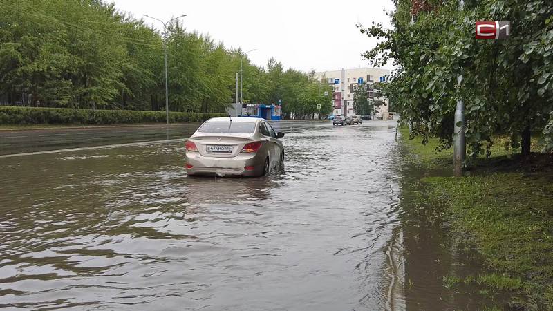 Затопленные тротуары, заглохшие авто: последствия затяжного ливня в Сургуте