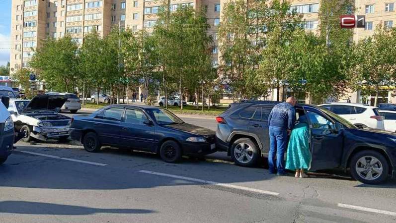 «Паровозик» в Сургуте: три авто столкнулись на проспекте Ленина