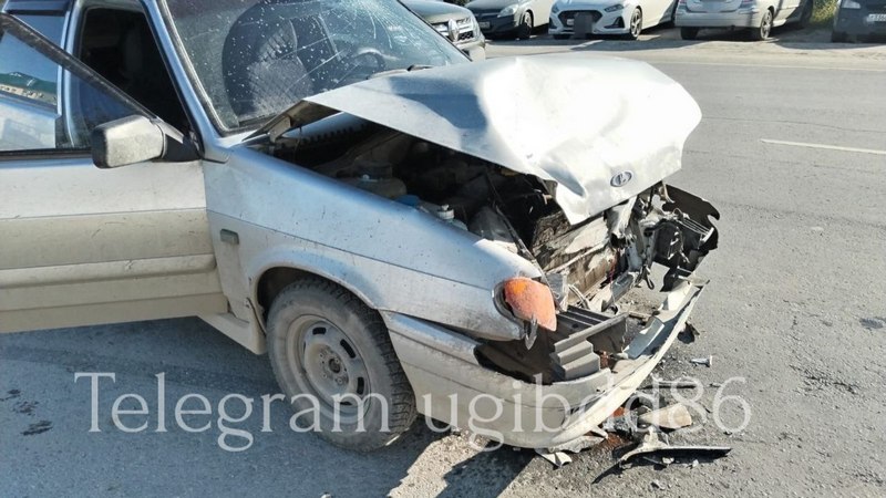 На улицах Нефтеюганска столкнулись два автомобиля