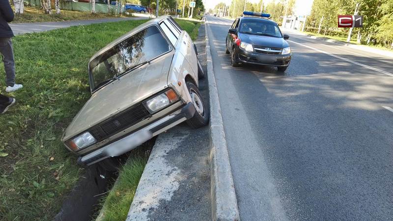 Автомобиль на улице Майская в Сургута угодил колесами в траншею